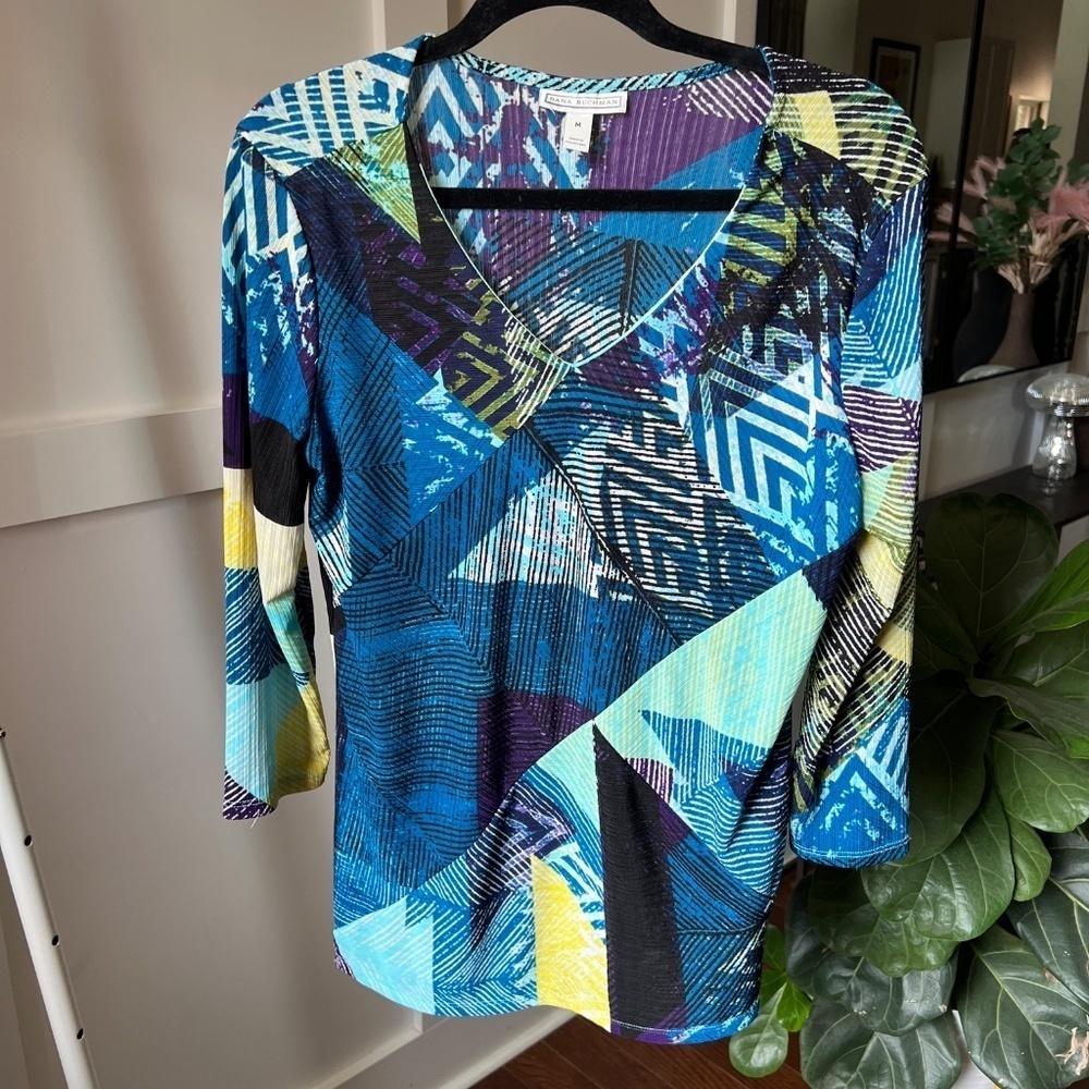 Dana Buchman M Black & Abstract Multi Color V-Neck Shirt